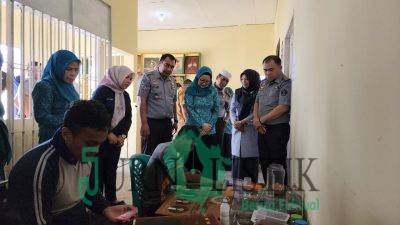 Ketua Dekranasda Provinsi Gorontalo apresiasi lukisan karya napi Lapas Pohuwato