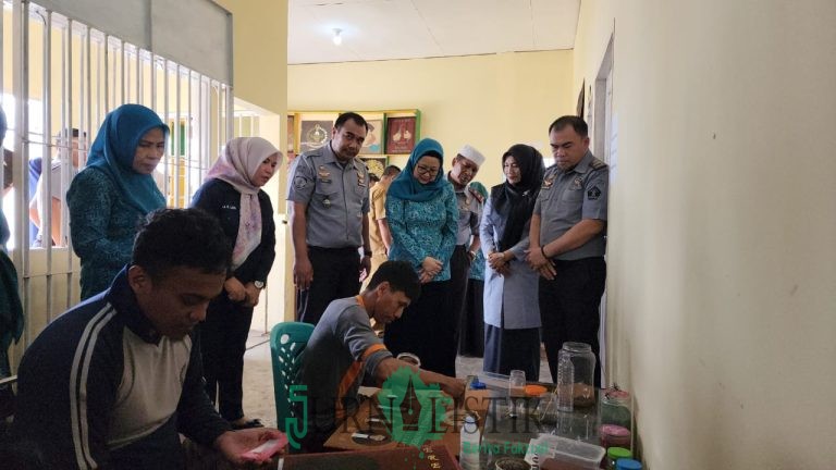 Ketua Dekranasda Provinsi Gorontalo apresiasi lukisan karya napi Lapas Pohuwato