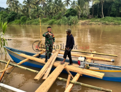 Putusnya Akses Jembatan Sandalan, Babinsa Koramil Marisa Bantu Warga Seberangi Sungai