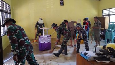 Kodim 1313/Pohuwato Bersama Tim Gabungan Bersihkan Puskesmas dan Sekolah Pascabanjir di Dulomo