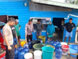 Krisis Air Bersih! Polres Pohuwato Distribusikan Air Bersih ke Tempat Ibadah dan Rumah Warga