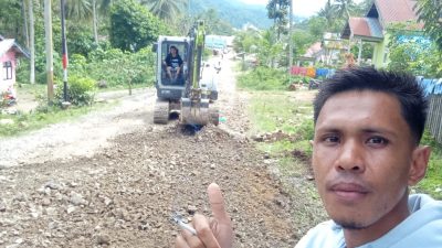 Peduli Akses Warga, Penambang Rakyat di Pohuwato Swadaya Perbaiki Jalan Rusak di Desa Hulawa