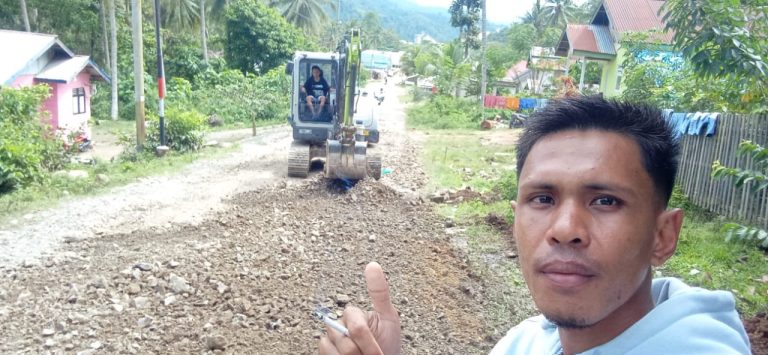 Peduli Akses Warga, Penambang Rakyat di Pohuwato Swadaya Perbaiki Jalan Rusak di Desa Hulawa