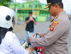 Sambut Hari Kemerdekaaan, Polres Pohuwato Bagi-Bagi Bendera Merah Putih Gratis