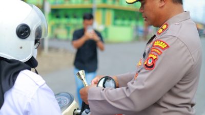 Sambut Hari Kemerdekaaan, Polres Pohuwato Bagi-Bagi Bendera Merah Putih Gratis
