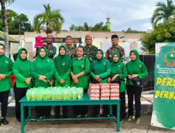 Persit Anak Ranting 3 Koramil 1313-02/Marisa Berbagi Takjil di Marisa