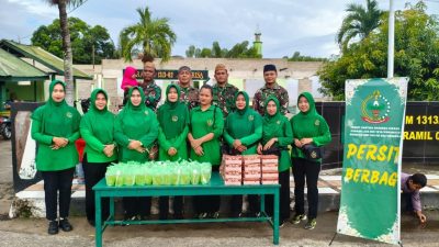 Persit Anak Ranting 3 Koramil 1313-02/Marisa Berbagi Takjil di Marisa