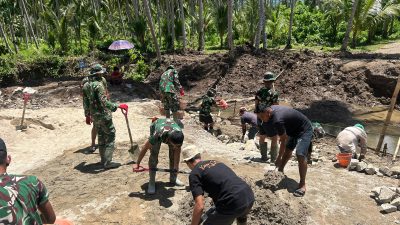 TNI dan Warga Gotong Royong Percepat Pembangunan Jembatan di Pohuwato