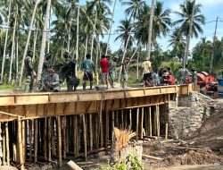 Pembangunan Jembatan Desa Wonggarasi Mulai Tampak, TNI dan Warga Gotong Royong Percepat Pekerjaan