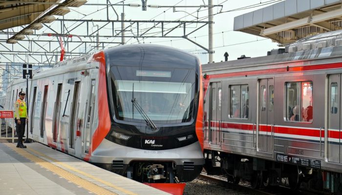 Dua KRL Rangkasbitung Dilempari Batu, Kaca Pintu dan Jendela Pecah