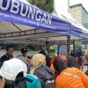 Sejumlah Lansia Antre Daftar Kartu Transportasi Gratis di CFD Jakarta Pagi Ini