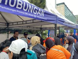 Sejumlah Lansia Antre Daftar Kartu Transportasi Gratis di CFD Jakarta Pagi Ini