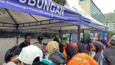 Sejumlah Lansia Antre Daftar Kartu Transportasi Gratis di CFD Jakarta Pagi Ini