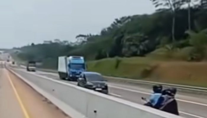 Pemotor Bonceng Anak Istri Dicegat di Tol usai Masuk Lewat GT Kandeman