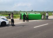 Hendak Dahului Truk Tangki di Lamongan, Minibus Tabrak PJU dan Terguling, 6 Orang Terluka