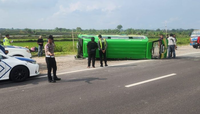 Hendak Dahului Truk Tangki di Lamongan, Minibus Tabrak PJU dan Terguling, 6 Orang Terluka