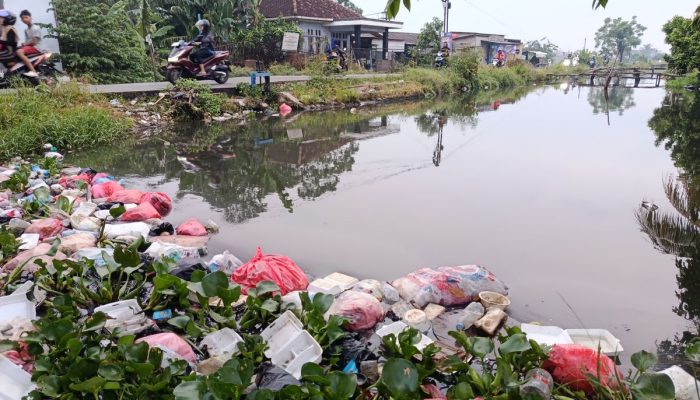 Warga Cikarang Utara Bekasi Terpaksa Pakai Air Kali Tercemar, Keluhkan Gatal hingga Diare