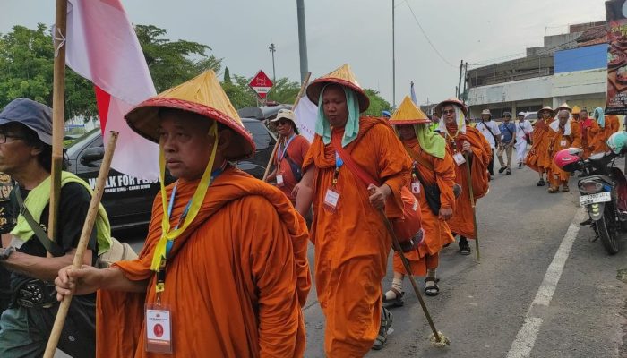 16 Biksu Thudong Singgah di Demak, Tebar Damai di Tengah Perbedaan