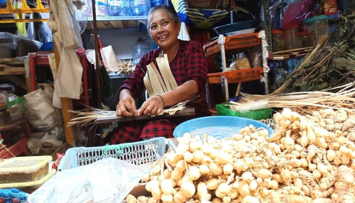 Siti Bertahan Jual Empon-Empon di Pasar Sayur Magetan di Tengah Gempuran Bumbu Instan