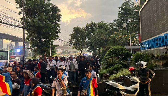 Difasilitasi Wamenaker, Sengketa Upah Lembur Libur di Indomaret Berakhir dengan Kesepakatan
