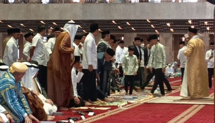 Gibran Salat Idul Fitri di Istiqlal, Jan Ethes Mendampingi
