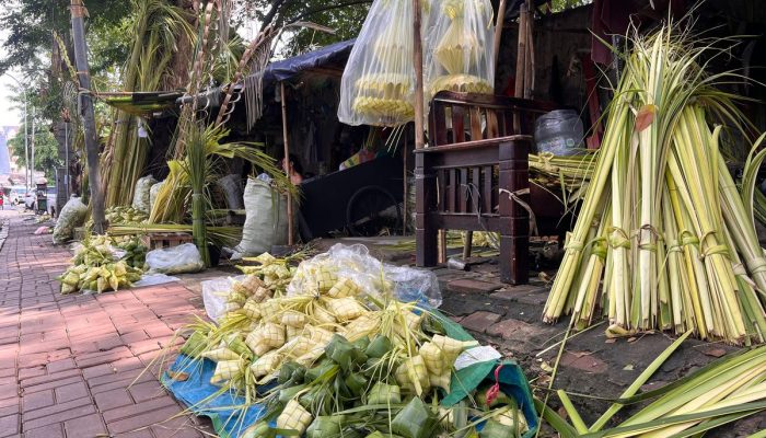 Penjual Kulit Ketupat di Pal Merah Curhat, Baru 500 Butir Terjual dari 3.000 Tahun Lalu