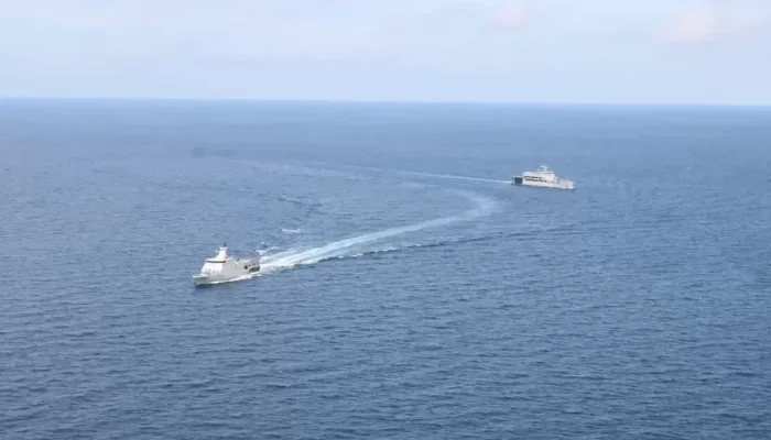KRI Bung Hatta dan KRI Teluk Kupang Gelar Latihan Evakuasi Medis di Balikpapan