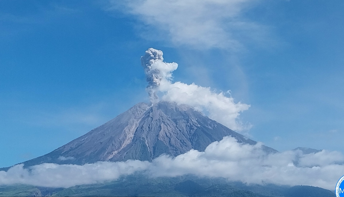 Gunung Semeru Erupsi 21 Kali, Kolom Abu Capai 1.000 Meter