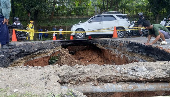 Jalan Ambles di Lenteng Agung, Jaksel, Mulai Diperbaiki Malam Ini
