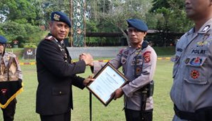 Satbrimob Polda Gorontalo Beri Penghargaan untuk 36 Personel Berprestasi atas Dedikasi Pembangunan Jembatan Molalahu
