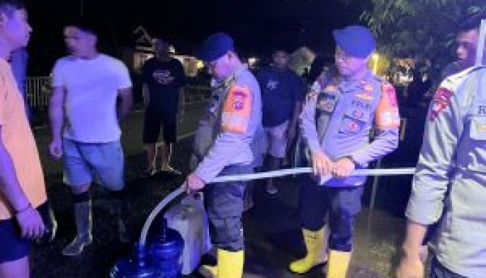 Brimob Gorontalo Distribusikan Air Bersih untuk Korban Banjir di Gorontalo Utara