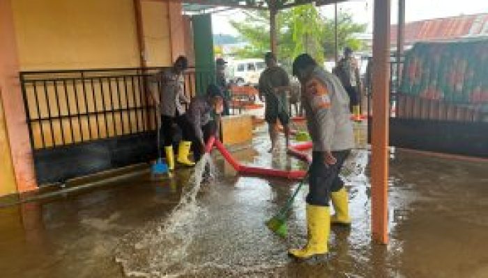 Brimob Gorontalo Gelar Bakti Sosial Pascabanjir di Biau, Gorontalo Utara