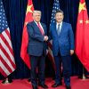 Xi Jinping dan Donald Trump saat bertemu di Gimhae International Airport, Korea Selatan