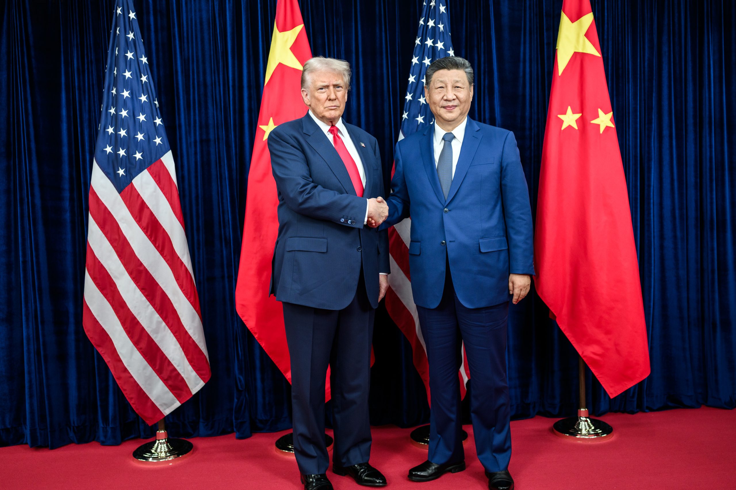 Xi Jinping dan Donald Trump saat bertemu di Gimhae International Airport, Korea Selatan