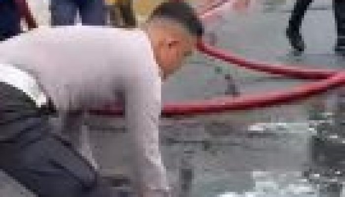 Sat Lantas Polres Gorontalo dan Damkar Tangani Tumpahan Solar di Simpang 3 RS Ainun