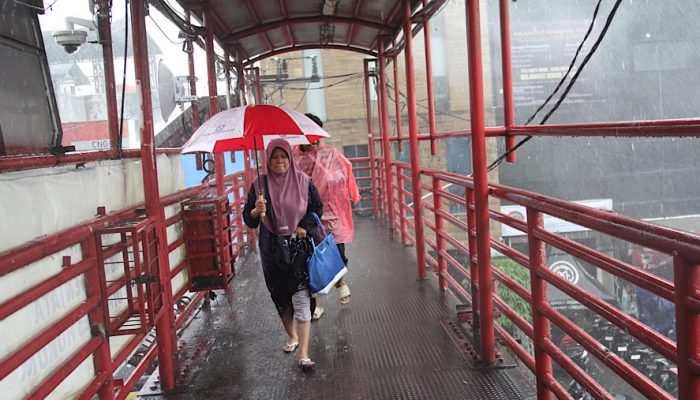 BMKG: Sebagian Besar Wilayah RI Diperkirakan Diguyur Hujan Sepekan ke Depan Saat Libur Panjang