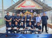 Foto kelompok pemenang turnamen domino di Lapas Pohuwato, memegang trofi dan piagam penghargaan