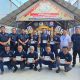 Foto kelompok pemenang turnamen domino di Lapas Pohuwato, memegang trofi dan piagam penghargaan