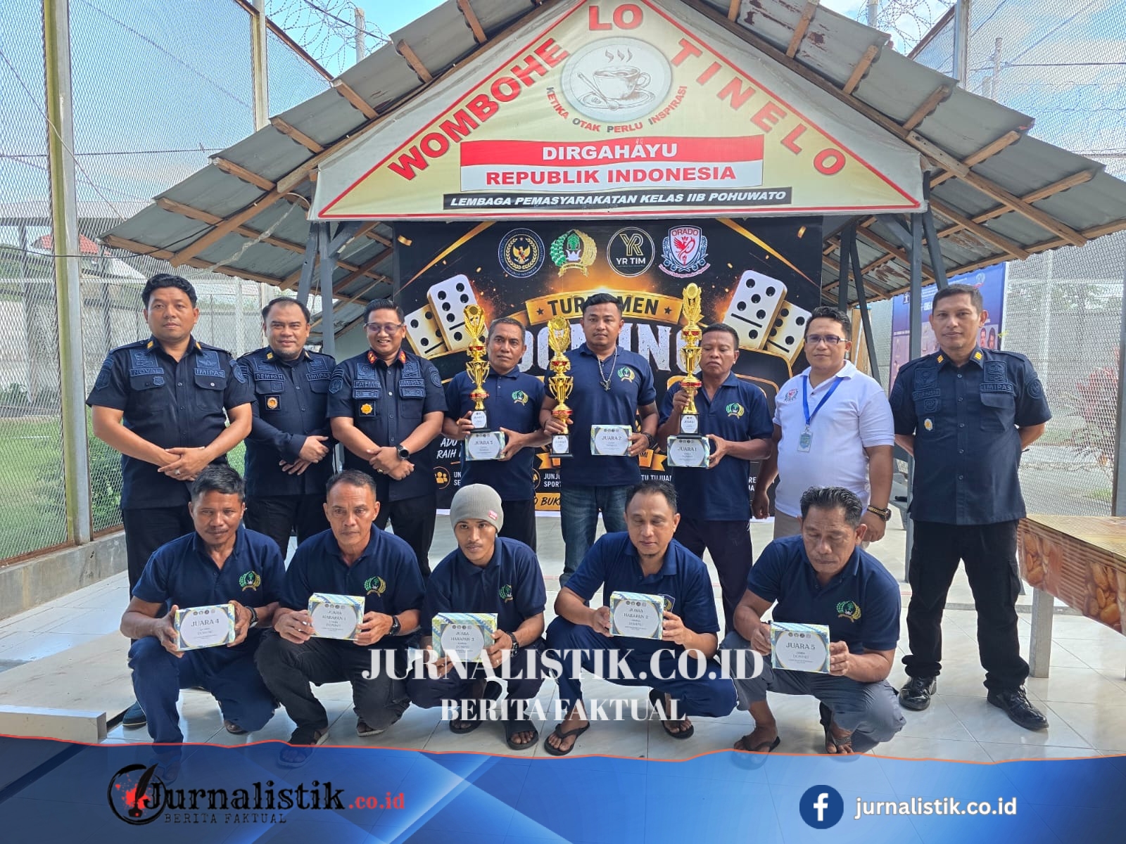 Foto kelompok pemenang turnamen domino di Lapas Pohuwato, memegang trofi dan piagam penghargaan