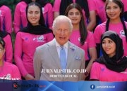 King meets women's cricket team that is not allowed to exist