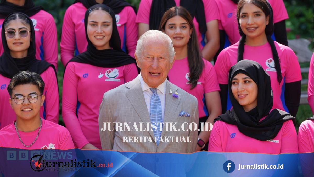 King meets women's cricket team that is not allowed to exist