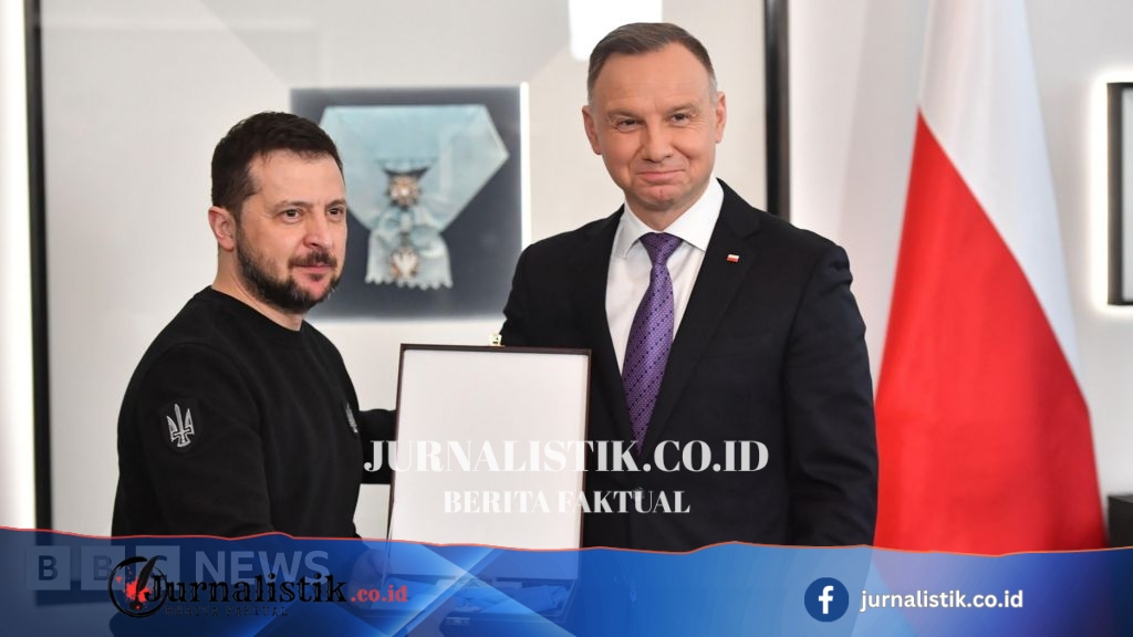 Zelensky returns highest Polish honour after award stripped
