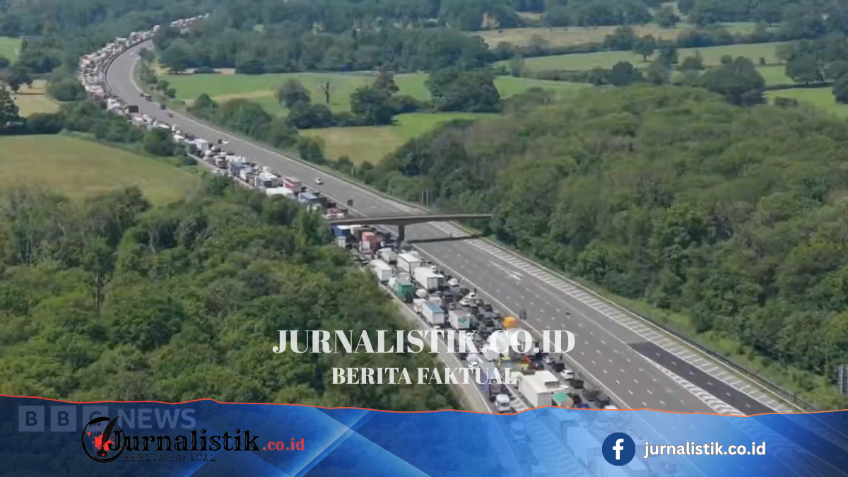 Emergency calls as traffic stranded on M25 in heat