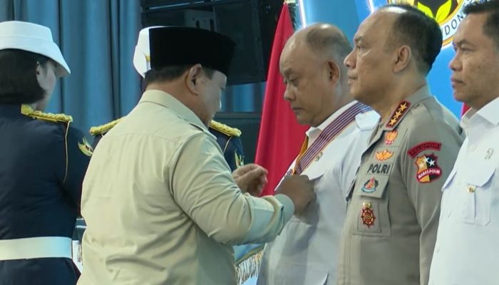 Bintang Jasa di Balik Bayang-Bayang Korupsi