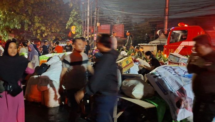 Kebakaran di Kampung Pasar Jiung Kemayoran Masih Belum Padam, Warga Terobos Asap Selamatkan Barang Berharga