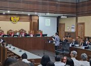 Nadiem Makarim Pakai Jaket Gojek Generasi Pertama saat Sidang Pleidoi