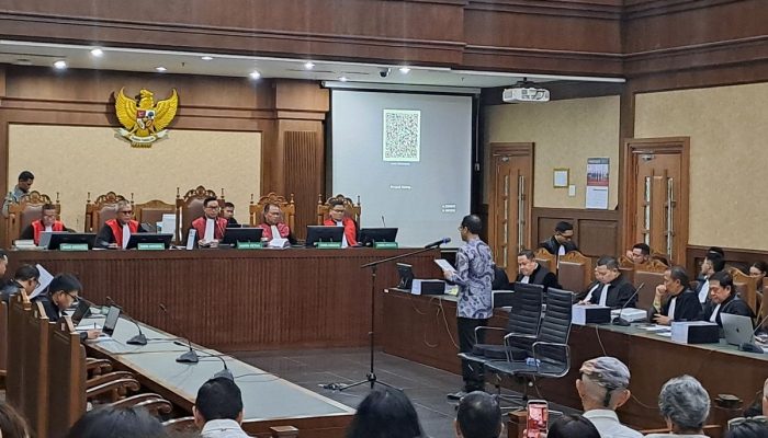 Nadiem Makarim Pakai Jaket Gojek Generasi Pertama saat Sidang Pleidoi