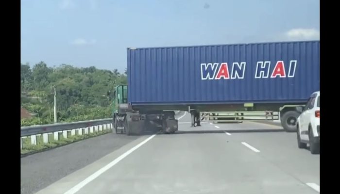 Truk Trailer Nekat Putar Balik di Tol Semarang-Solo, TMJ Minta Maaf