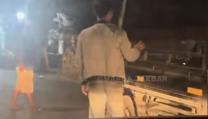Warga Sebut Pak Ogah di Kapuk Jakbar Kerap Memalak Sopir Truk dan Kendaraan Pelat Luar Daerah