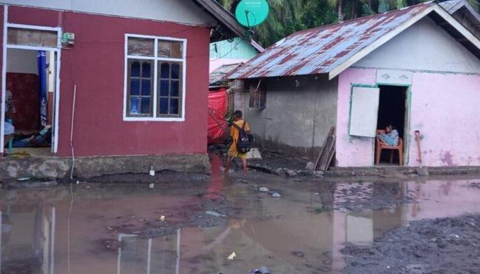 Pemprov Gorontalo Salurkan Bantuan Seragam Sekolah hingga Kasur untuk Korban Banjir
